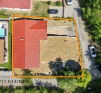 MODERNÁ NOVOSTAVBA | NITRA | MLYNÁRCE | POĽNÁ - Rodinný dom v Nitre na Poľnej ulici s červenou strechou a dvorom.