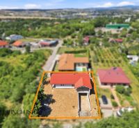 MODERNÁ NOVOSTAVBA | NITRA | MLYNÁRCE | POĽNÁ - Rodinný dom na Poľnej ulici v Nitre s červenou strechou, obklopený zeleňou.