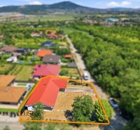 MODERNÁ NOVOSTAVBA | NITRA | MLYNÁRCE | POĽNÁ - Rodinný dom na Poľnej ulici v Nitre s červenou strechou a veľkým pozemkom.