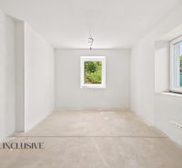 MODERNÁ NOVOSTAVBA | NITRA | MLYNÁRCE | POĽNÁ - Prázdna izba v rodinnom dome s bielymi stenami a veľkým oknom.