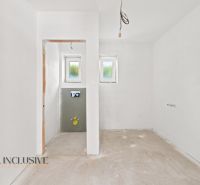 MODERNÁ NOVOSTAVBA | NITRA | MLYNÁRCE | POĽNÁ - Interiér rodinného domu s omietnutými stenami a pripravenými prípojkami na inštalácie.