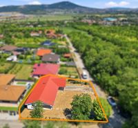 MODERNÁ NOVOSTAVBA | NITRA | MLYNÁRCE | POĽNÁ - Rodinný dom na Poľnej ulici v Nitre, obklopený zeleňou a prírodou.