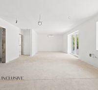 MODERNÁ NOVOSTAVBA | NITRA | MLYNÁRCE | POĽNÁ - Priestranná miestnosť s bielymi stenami a veľkými oknami v rodinnom dome.
