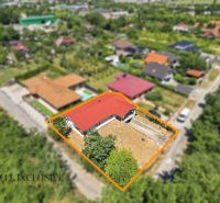 MODERNÁ NOVOSTAVBA | NITRA | MLYNÁRCE | POĽNÁ - Rodinný dom v Nitre na Poľnej ulici s červenou strechou a záhradou.