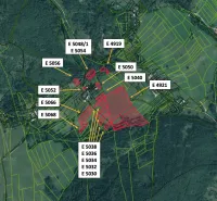 Nová Bystrica – 900 m2 ORNÁ PÔDA pri intraviláne obce - Mapa poľnohospodárskych a lesných pozemkov pri obci Nová Bystrica so zvýraznenými parcelami.