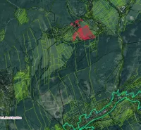 Nová Bystrica – 900 m2 ORNÁ PÔDA pri intraviláne obce - Mapa zobrazuje poľnohospodárske a lesné pozemky v okolí Novej Bystrice s vyznačenými parcelami.