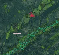 Nová Bystrica – 900 m2 ORNÁ PÔDA pri intraviláne obce - Letecká snímka krajiny Nová Bystrica s poľnohospodárskymi a lesnými pozemkami, zvýraznená plocha.