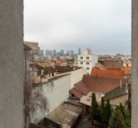 I Luxusný byt v historickom centre Bratislavy - Výhľad na strechy a budovy štvrte v Bratislave - Staré Mesto z 2-izbového bytu.