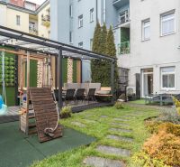 | Luxusný dvojúrovňový mezonet v Starom Meste - Dvor 2-izbového bytu na Námestí 1.mája v Bratislave - Staré Mesto s terasou a ihriskom.