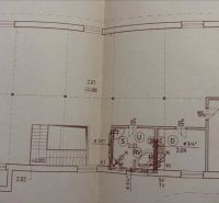 I Dom s wellness, bazénom a hotovým biznis potenciálom - Architektonický plán rodinného domu v Hrubom Šúri s rozložením miestností a technických priestorov.