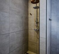I Dom s wellness, bazénom a hotovým biznis potenciálom - Sprchový kút s vedrom v rodinnom dome, obložený dlažbou.