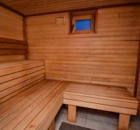 I Dom s wellness, bazénom a hotovým biznis potenciálom - Drevená sauna v rodinnom dome so sedením a malým oknom.