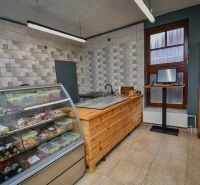 I Dom s wellness, bazénom a hotovým biznis potenciálom - Predajňa s pultom, vitrínou a regálom, podlaha s dreveným dekorom.