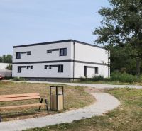 I Predaj 5-i mezonetu s vlastným pozemkom - Moderná stavba v Dunajskom Klátove s trávnikom a lavičkou.