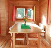 Chalupa Tále, okr.Brezno, pozemok 680m2,  - Drevené obloženie, stôl s kvetmi, podlaha s dreveným dekorom a farebné záclony, Chata.