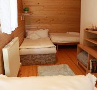 Chalupa Tále, okr.Brezno, pozemok 680m2,  - Drevené obloženie izby v chate, dve postele, podlaha s dreveným dekorom, knižnica.