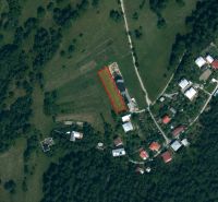 1.BCR | BUDÚCI STAVEBNÝ POZEMOK V OŠČADNICI, VÝBORNÁ INVESTÍCIA - Letecký pohľad na poľnohospodárske a lesné pozemky pri obci Oščadnica s viditeľnými stavbami.