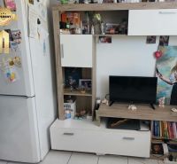 Predaj 1 izbový byt Nové Zámky - Obývacia izba v 1-izbovom byte s bielym nábytkom a dekoráciami.