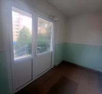 Slnečný 1-izbový byt  na predaj, 42 m2,  J. Gagarina, Zvolen - Vstupná časť bytového domu s veľkými presklenými dverami a šedou podlahou.