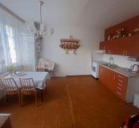 Slnečný 1-izbový byt  na predaj, 42 m2,  J. Gagarina, Zvolen - Kuchyňa s jedálenským stolom a podlahou s dreveným dekorom v 1-izbovom byte.