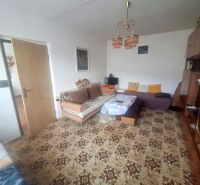Slnečný 1-izbový byt  na predaj, 42 m2,  J. Gagarina, Zvolen - Obývačka v 1-izbovom byte s pohodlnou pohovkou a vzorovaným kobercom.