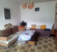 Slnečný 1-izbový byt  na predaj, 42 m2,  J. Gagarina, Zvolen - Obývacia izba v 1-izbovom byte s pohovkou, obrazmi a kobercom.