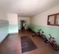 Slnečný 1-izbový byt  na predaj, 42 m2,  J. Gagarina, Zvolen - Vchodová hala bytového domu s poštovými schránkami a bicyklami na ulici J.Poničana, Zvolenská Slatina.