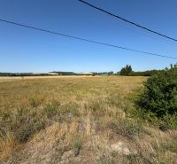 PREDAJ: STAV. POZEMOK; 1776 m2; DUDINCE-Hokovce; 43.000 €  - Otvára sa výhľad na Pozemky - bývanie v Hokovciach s trávnatým porastom a stromami.