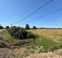 PREDAJ: STAV. POZEMOK; 1776 m2; DUDINCE-Hokovce; 43.000 €  - Pozemky na bývanie v Hokovciach, vedľa cesty, s elektrickými vedeniami nad nimi.