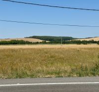 PREDAJ: STAV. POZEMOK; 1776 m2; DUDINCE-Hokovce; 43.000 €  - Pozemky - bývanie v Hokovciach, s výhľadom na polia a lesy v pozadí.