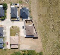 REZERVOVANÉ - Pozemok, 659 m², Vlčia dolina, Suchá nad Parnou - Letecký pohľad na rodinné domy v Suchej nad Parnou na Vlčej doline, pozemky - bývanie.