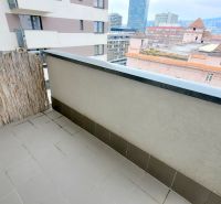Pekný 2i byt, NOVOSTAVBA, PARKING, BALKÓN, KLÍMA, Jégého alej III. - Balkón 2-izbového bytu s výhľadom na okolité budovy v Bratislave - Ružinove, Jégého.