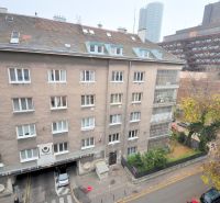 VEĽKOMETRÁŽNY 3i byt ( 105 m2 ), Slovenský rozhlas, Björnsonova ulica - Ulica Björnsonova v Bratislave - Starom Meste s bytovým domom a okolím.