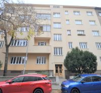 VEĽKOMETRÁŽNY 3i byt ( 105 m2 ), Slovenský rozhlas, Björnsonova ulica - Bytový dom na Björnsonovej ulici v Bratislave - Starom Meste s autami pred budovou.