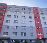 Príjemný 2-izbový byt na predaj – Utekáč - Šesťposchodový bytový dom v Utekáči s balkónmi a farebnými časťami fasády.