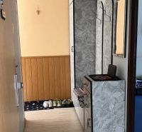Príjemný 2-izbový byt na predaj – Utekáč - Úzka chodba s podlahou s dreveným dekorom a praktickým úložným priestorom.