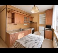 Príjemný 2-izbový byt na predaj – Utekáč - Kuchyňa v 2-izbovom byte má podlahu s dreveným dekorom a bodkovaný obrus.