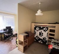Príjemný 2-izbový byt na predaj – Utekáč - Detská izba v 2-izbovom byte s poschodovou posteľou a pracovným kútikom.