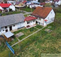 Útulný dom na bývanie alebo chalupu bez susedov a veľkým pozemkom - Rodinný dom vo Volici s dvorom, prístavbou a zahradou, obklopený ďalšími domami.