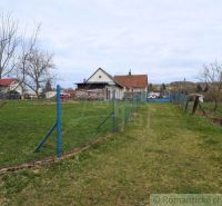 Útulný dom na bývanie alebo chalupu bez susedov a veľkým pozemkom - Rodinný dom v obci Volica s trávnikom a modrým plotom, bez lístia na stromoch.