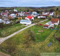 Útulný dom na bývanie alebo chalupu bez susedov a veľkým pozemkom - Exteriér rodinných domov vo Volici s vidieckou architektúrou na zelených kopcoch.