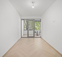 PREDAJ prémiového 4iz bytu so zimnou záhradou, Komárnická ul, Ružinov - Biela miestnosť so zaskleným balkónom a podlahou s dreveným dekorom v 4-izbovom byte.