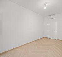 PREDAJ prémiového 4iz bytu so zimnou záhradou, Komárnická ul, Ružinov - Svetlá izba s bielymi stenami a podlahou s dreveným dekorom.