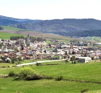Ľubické kúpele, Ľubica – 3.373 m2 LESY a ORNÁ pôda - Predaj - Ľubica obklopená poľnohospodárskymi a lesnými pozemkami s kopcami v pozadí.