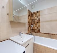 Pekný zariadený 3-izb. byt so šatníkom I Ružinov I - Kúpeľňa v 3-izbovom byte s práčkou, vaňou a keramickým obkladom na stenách.