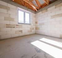 Posledný Voľný - Moderný 4-izbový rodinný dom s terasou a záhradou - Interiér v rodinnom dome s presvetlenou miestnosťou a odhalenými strešnými nosníkmi.