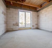 Posledný Voľný - Moderný 4-izbový rodinný dom s terasou a záhradou - Nezariadená miestnosť v rodinnom dome s veľkým oknom a betónovou podlahou.