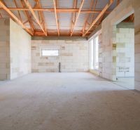 Posledný Voľný - Moderný 4-izbový rodinný dom s terasou a záhradou - Nedokončený interiér s odhaleným dreveným stropom a betónovou podlahou v rodinnom dome.
