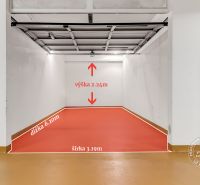 UZAMYKATEĽNÁ GARÁŽ 20m2 v NOVOSTAVBE Vodotika, Lužná ul. - Parkovacie miesto v garáži s červenou podlahou, rozmery 6,10m x 3,19m.