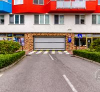 UZAMYKATEĽNÁ GARÁŽ 20m2 v NOVOSTAVBE Vodotika, Lužná ul. - Garáže na Lužnej ulici v Bratislave-Petržalke, obklopené zeleňou a budovami.